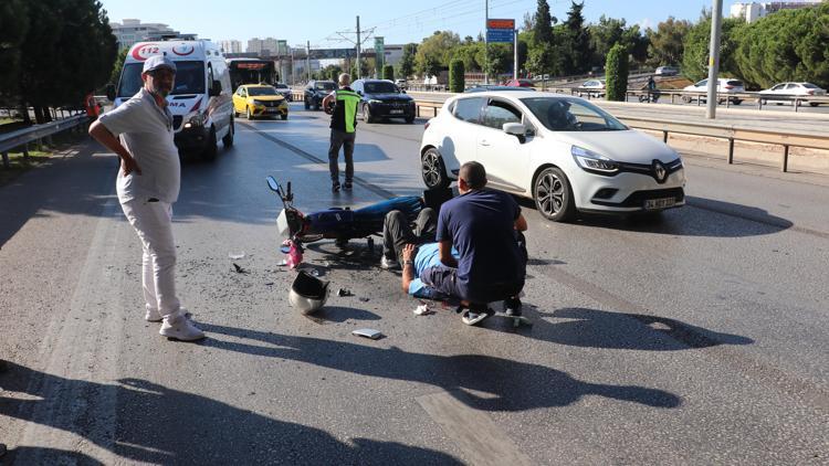 Hafif ticari araca çarpan motosikletli yaralandı