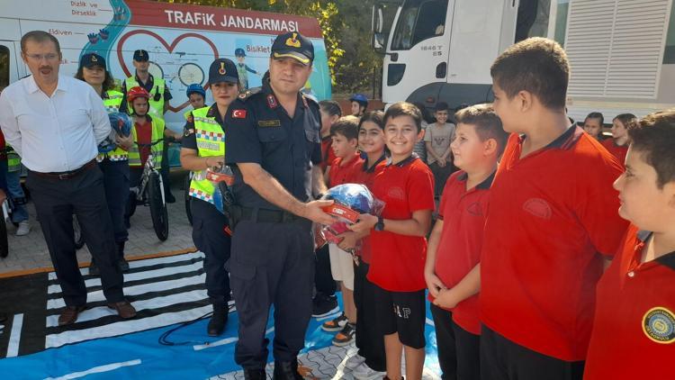 Kumlucada öğrencilere trafik eğitimi verdi