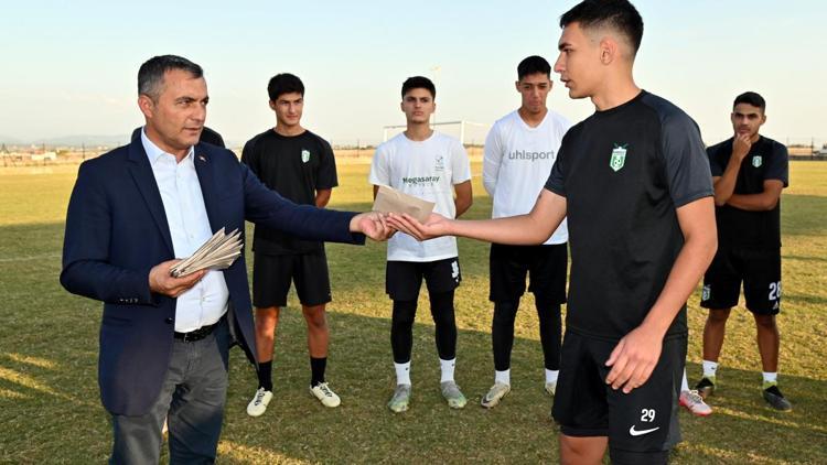 Başkan Kara genç futbolcuları ödüllendirdi