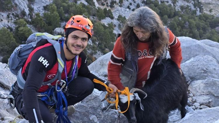 Uçurumda mahsur kalan keçi kurtarıldı