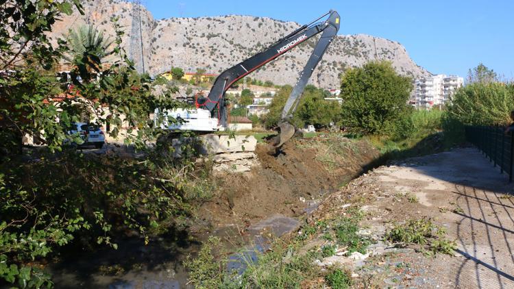 Açık dere ve kanallarda temizlik