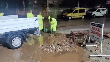 Kepez’den su taşkınına karşı gece mesaisi