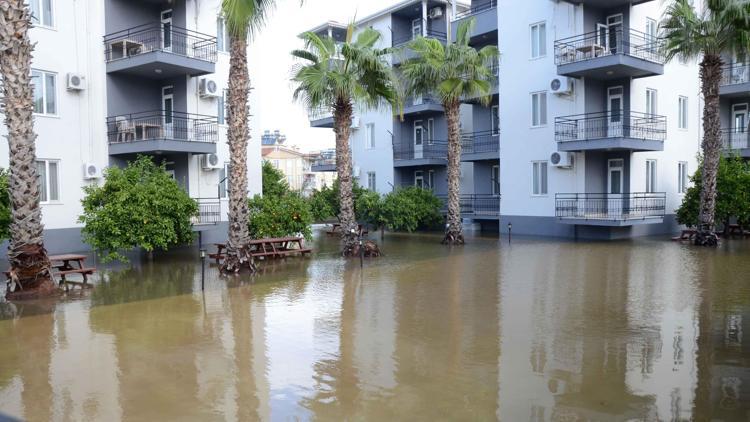 Antalyada su basan alanlarda temizlik ve tahliye çalışması