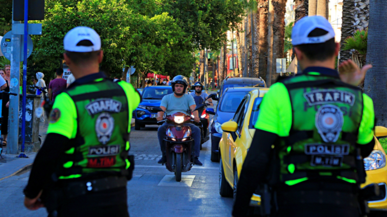 Antalya'da 15 günde 7 bin 746 araç ve sürücüye ceza uygulandı