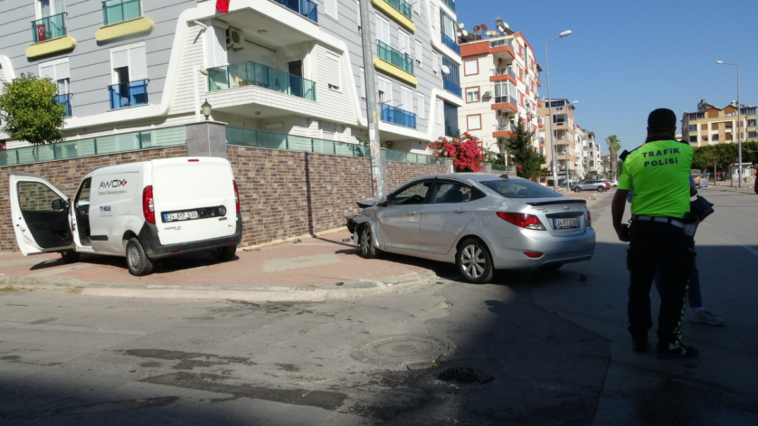 Antalya'da 2 otomobil çarpıştı 1 kişi yaralandı