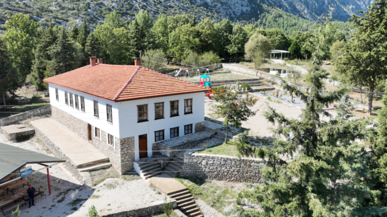 Büyükşehir İbradı'nın Ürünlü Mahallesi'ne 'Bal Arısı Petek Evi' kuruyor