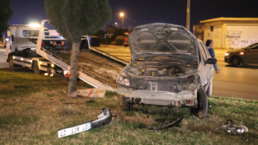 Direksiyon hakimiyetini kaybedip otomobiliyle refüje çıkan sürücü yaralandı