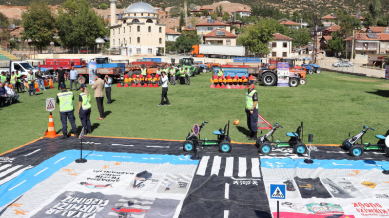 Elmalı'da 'Köy Yolunda Trafikte Her Şey Yolunda' etkinliği