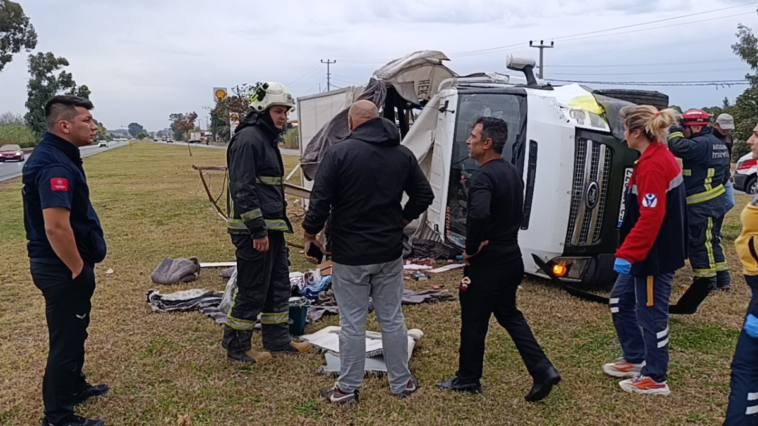 Ev eşyası taşıyan kamyonet devrildi, eşyalar yola saçıldı