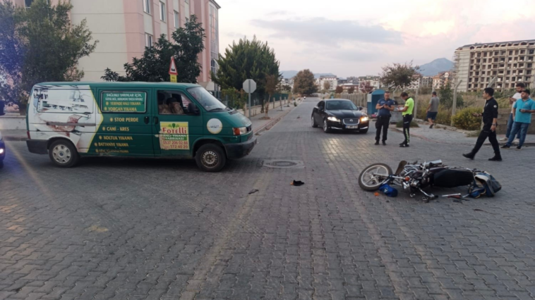 Gazipaşa'da panelvan minibüsle çarpışan motosikletin sürücüsü yaralandı