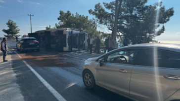 Gazipaşa'da tır devrildi, sürücüsü yaralandı