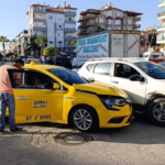 Kaza yapan ehliyetsiz sürücü önce kaçtı, sonra olay yerine geri döndü