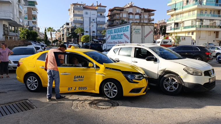 Kaza yapan ehliyetsiz sürücü önce kaçtı, sonra olay yerine geri döndü