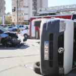 Kaza yapan minibüsteki 2 kişi şoka girdi