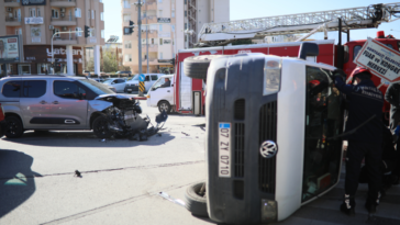 Kaza yapan minibüsteki 2 kişi şoka girdi