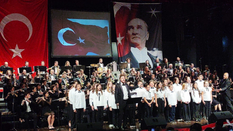 Kemer Belediyesi Gençlik Orkestrası AKM'de konser verdi