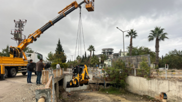 Kemer'de belediye ekipleri menfezleri temizliyor