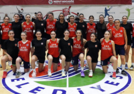 Kepez Belediyespor'un potadaki kraliçeleri dostluk maçında karşılaştı