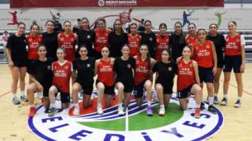 Kepez Belediyespor'un potadaki kraliçeleri dostluk maçında karşılaştı