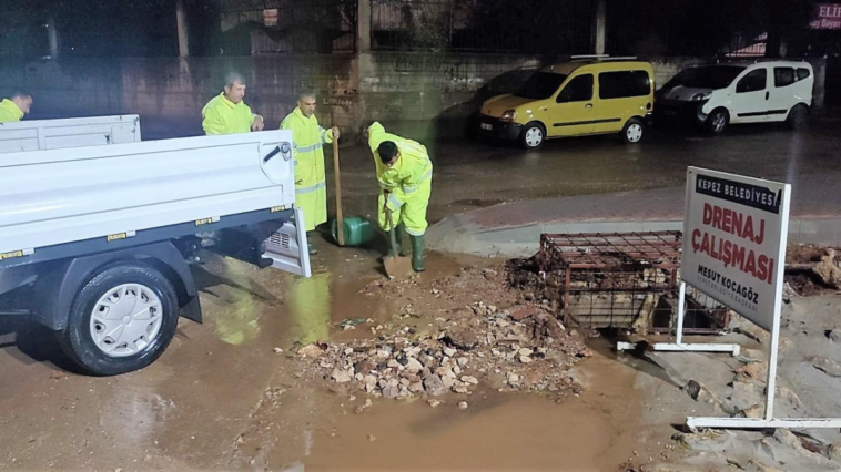 Kepez'de su taşkınlarına karşı gece mesaisi