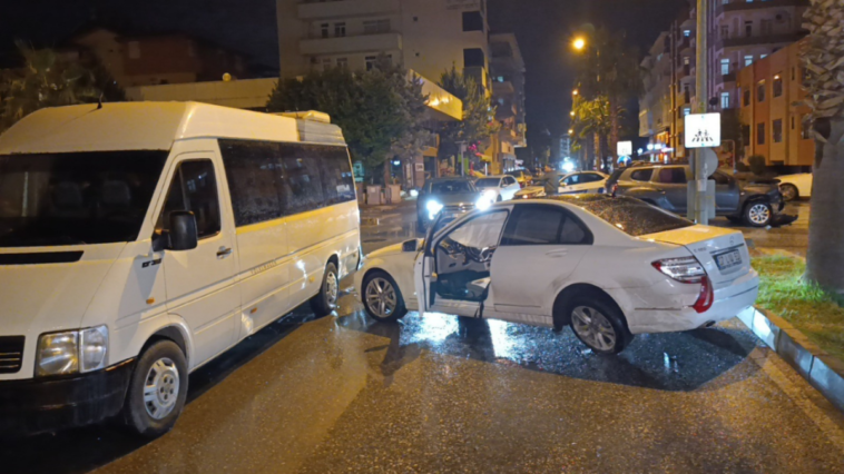 Manavgat'ta 2 otomobil çarpıştı, 1 kişi yaralandı