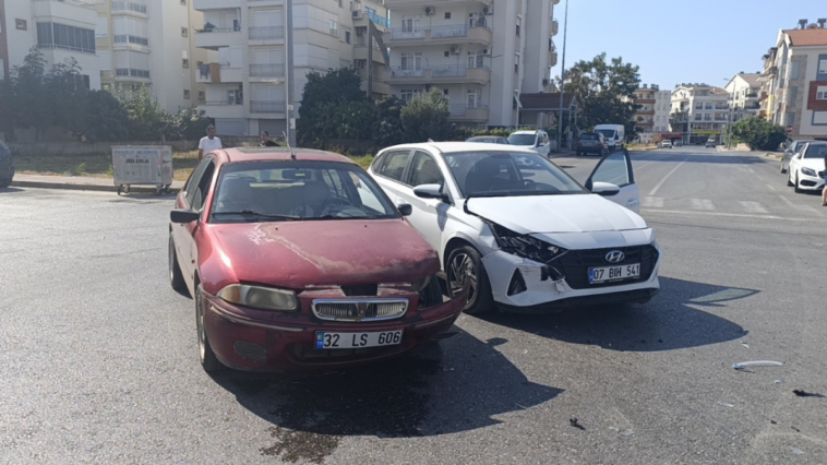 Manavgat'ta 2 otomobil çarpıştı 1 kişi yaralandı