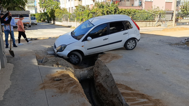 Manavgat'ta çukura düşen otomobilde şans eseri kimsenin burnu kanamadı