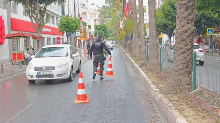 Manavgat'ta devrilen motosikletteki 2 kişi yaralandı