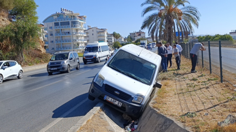 Manavgat'ta hafif ticari araç, yağmur suyu tahliye kanalına düştü