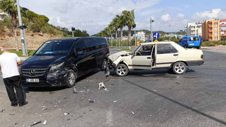 Manavgat'ta kaza otomobil sürücüsü yaralandı