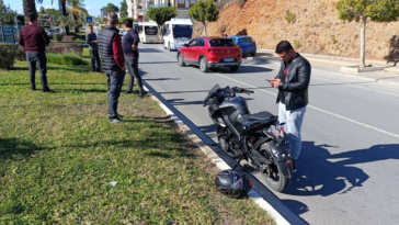 Manavgat'ta minibüsle çarpışan motosikletteki 2 kişi yaralandı