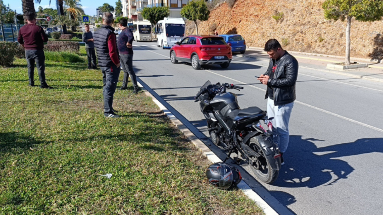 Manavgat'ta minibüsle çarpışan motosikletteki 2 kişi yaralandı