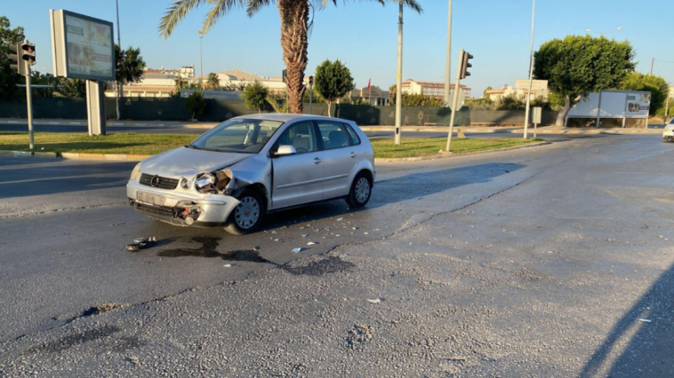 Manavgat'ta otomobille çarpışan motosikletteki 2 kişi yaralandı