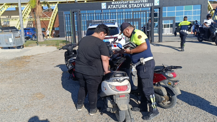 Manavgat'ta stadyum önünde kask denetimi