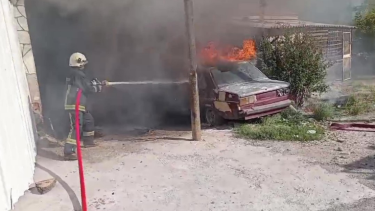 Park halindeki otomobilde yangın çıktı