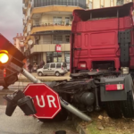 Serik'te tırlar kavşakta çarpıştı 1 sürücü yaralandı