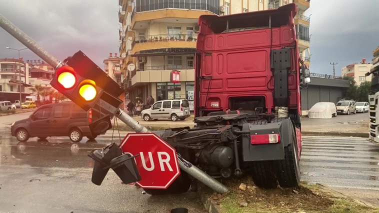 Serik'te tırlar kavşakta çarpıştı 1 sürücü yaralandı