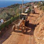 Kaş Belediyesi yol yapım çalışmalarını sürdürdü