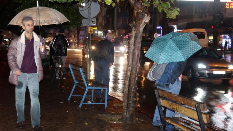 Antalyada yağmur hayatı olumsuz etkiledi