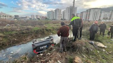 Dereye uçan otomobilden burnu kanamadan çıktı