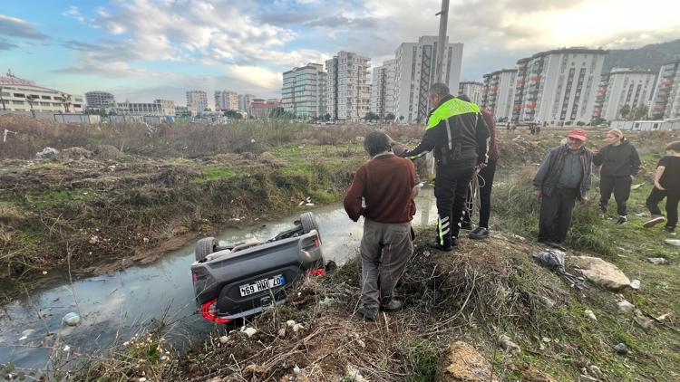 Dereye uçan otomobilden burnu kanamadan çıktı