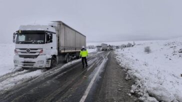 Afyonkarahisarda kar, ulaşımı olumsuz etkiledi