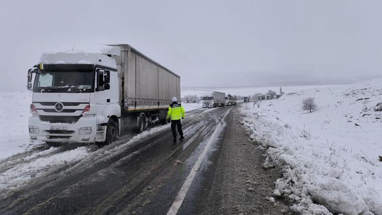 Afyonkarahisarda kar, ulaşımı olumsuz etkiledi