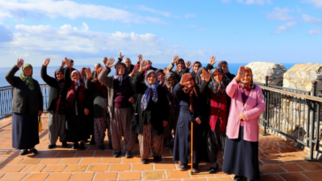 Alanya Belediyesi 65 yaş üstüne gezi düzenledi