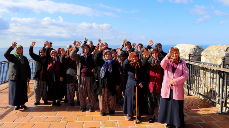 Alanya Belediyesi 65 yaş üstüne gezi düzenledi