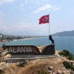 Alanya'da kaldırılan heykel yeniden yerleştirildi