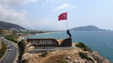 Alanya'da kaldırılan heykel yeniden yerleştirildi