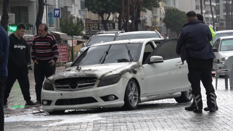 Alanya'da park halindeki otomobil yandı