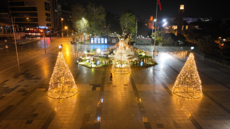 Antalya yılbaşı için gelin gibi süslendi