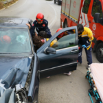 Bariyerlere saplanan araçtan sürücüyü itfaiye çıkardı